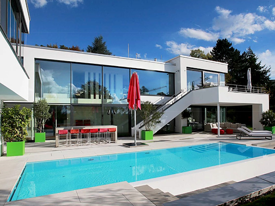 Modernes Wohnhaus mit Poolterrasse in Aussichtslage