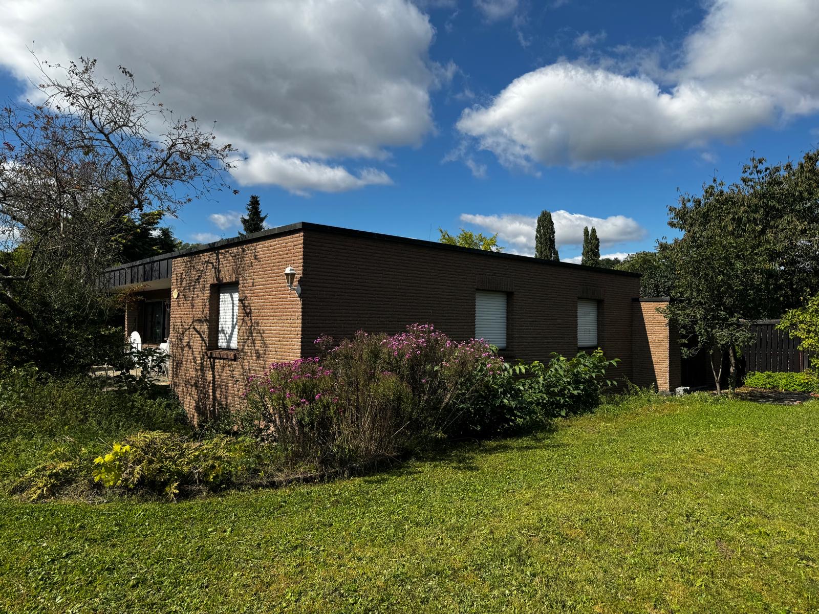 Bungalow aus Klinker mit gewachsenem Gartengrundstück